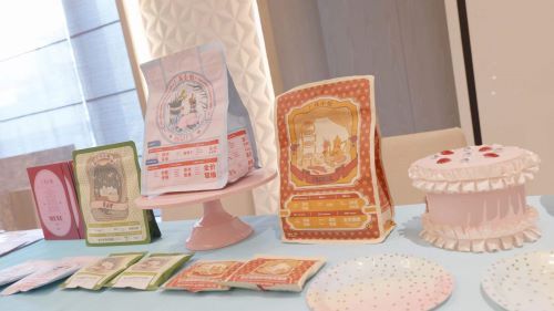 (与会商家展示宠物产品)