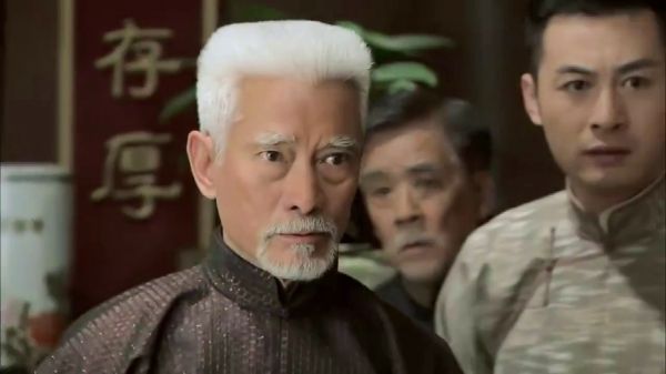 美女跟情郎私奔，却半路返回，原来是看到了土匪们准备进攻！