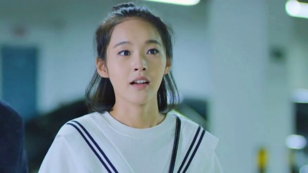 美女高考完狂嗨不回家，男友被老爸叫去喝茶，没想到男友回答奇葩