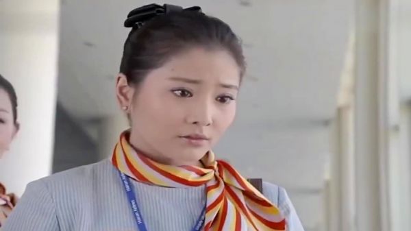 空姐捡了同事的登机牌，为了争抢名额，竟隐瞒不说