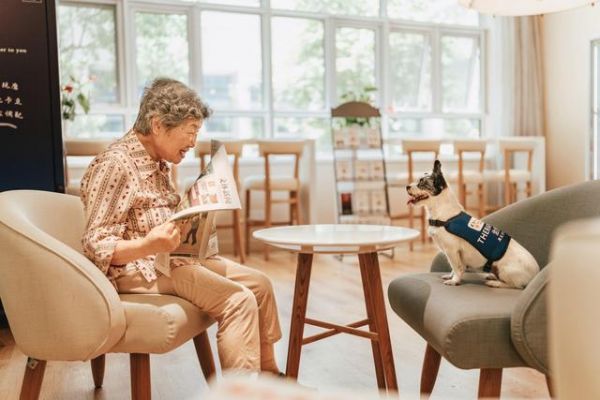 看到治疗犬尤达,老人笑了起来。受访者供图