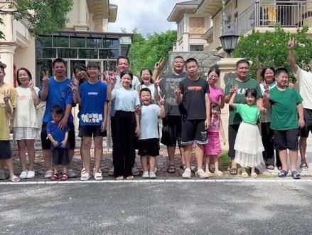 由六人变十二人，十二人变二十四人，我们还是我们不变的是彼此的友谊。我们共同成长，越来越好，感恩遇见！#我们依然是我们 #志同道合的人才会喜欢同一片风景