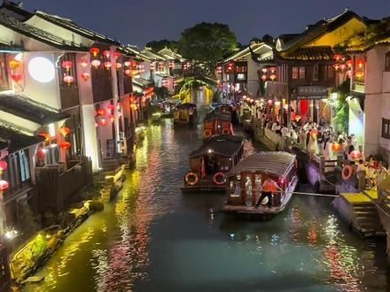 来苏州旅游怎么能不来山塘街做游船呢?华灯初上,游船如梭,行人如织,小桥流水,粉墙黛瓦,邂逅最美的江南水乡.#苏州旅游攻略 #山塘街 #苏州 #总要下趟江南吧 #一朝入姑苏满眼是江南