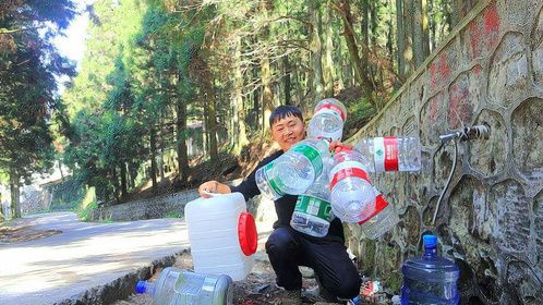 跟着本地人接庐山最好的山泉水，上一趟山不容易，带了十几个桶