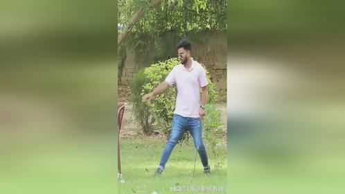 拿开路人要坐的椅子，屁股摔的可够呛