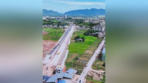 达州市麻柳镇快速路正在铺油路，即将通车