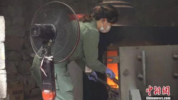 杨丹正在对宠物遗体进行火化。蒲文思 摄