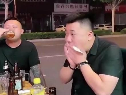 #喝酒嘴硬名场面 #喝出新高度 #看一遍笑一遍