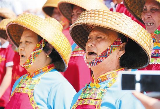 我们感受这些独特民族文化的魅力：傣族写真照片与文案传承
