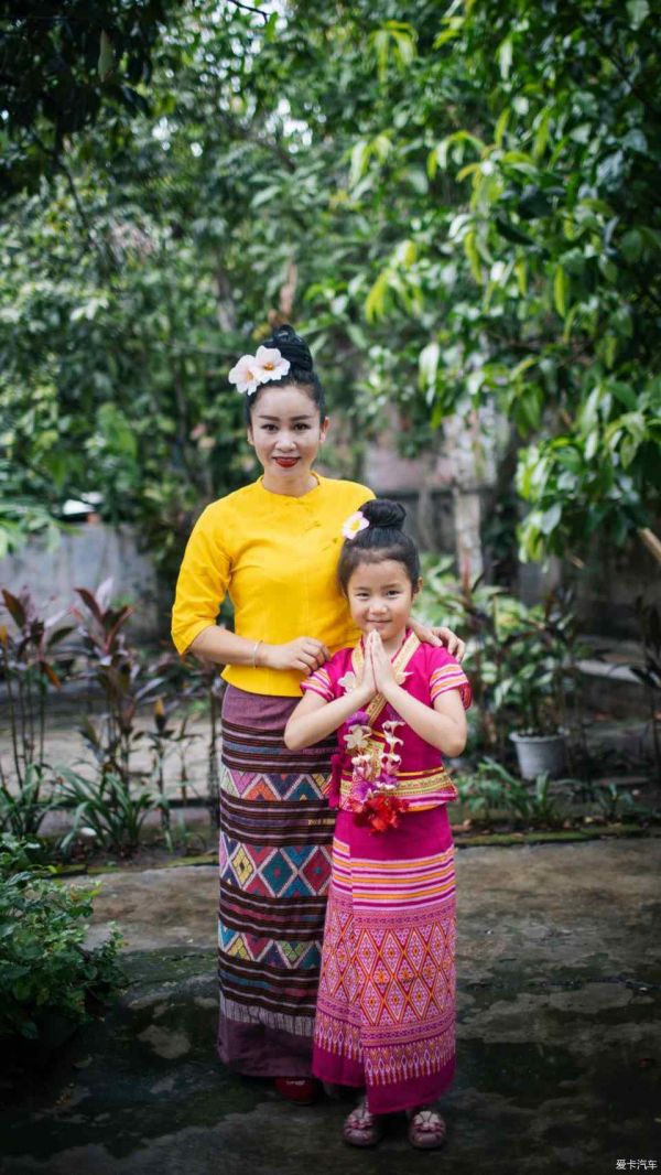 我们感受这些独特民族文化的魅力：傣族写真照片与文案传承
