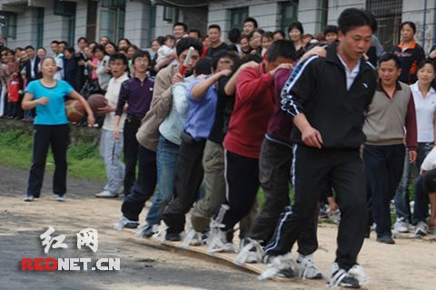 洪江区举行庆五一职工趣味接力赛（图）