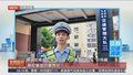 宠物狗横穿马路引发事故 摩托骑手倒地受伤