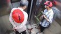 隔着屏幕都感觉到崩溃了！电梯关门瞬间狗跑出去了 狗绳被电梯门夹住