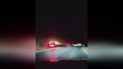 两小车半夜飙车 冲出马路骑上旁边山体