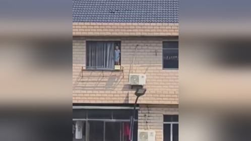 男子发现对面顶层男孩开窗玩耍 连续多次喊话才劝回