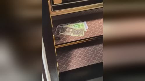 女儿无意间发现爸爸的保险箱 打开一看笑喷了