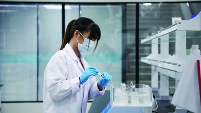 朗博特研发人员正在做实验。南京日报/紫金山新闻记者 李都 摄