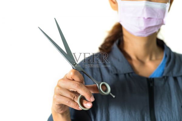女性美容师拿着剪刀为猫和狗在美容沙龙为宠物修剪照片摄影图片