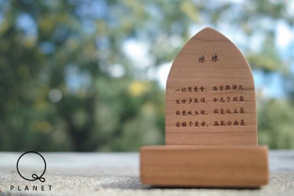 为了让小动物更体面的离开，她开了一家定制宠物墓碑和骨灰盒的店