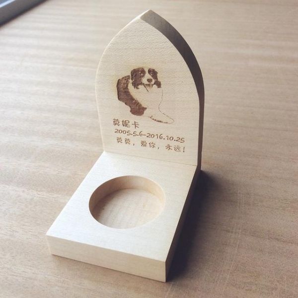 为了让小动物更体面的离开，她开了一家定制宠物墓碑和骨灰盒的店