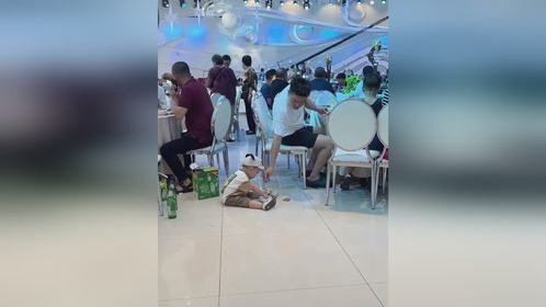 爸爸带娃主打一个轻松 既不用哄着喂饭也不用时刻抱着