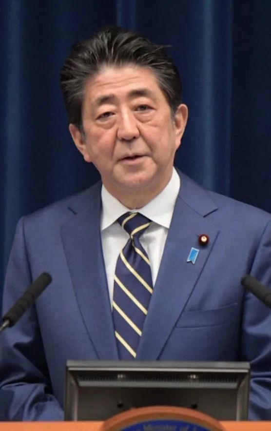 28日，日本首相安倍晋三就是否基于新冠特措法发布紧急事态宣言表示，现在是“勉强坚持住了的状况。处于边缘的状态正在持续”。