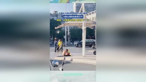 小朋友为路边的残疾人送上面包，还耐心地将包装装打开，网友：让我感动的是 他只拿了一个！