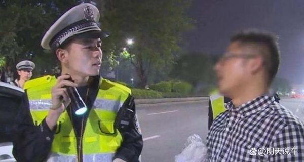 车主：副驾驶座可以放宠物吗？交警：再说一遍，记不住等着扣3分-有驾