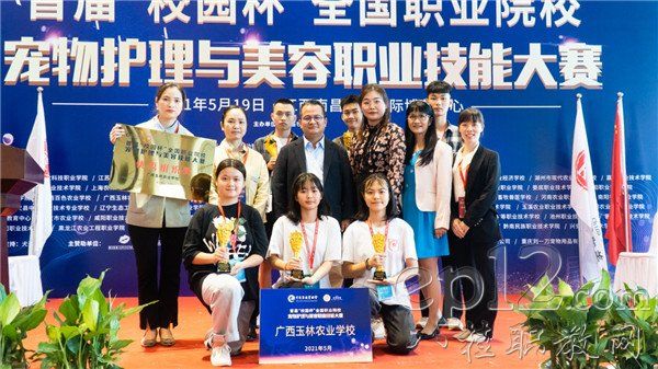 获奖选手与指导老师合影