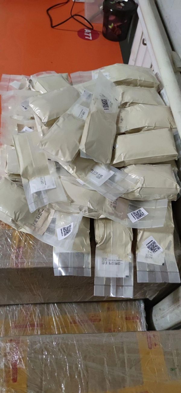 易佳益鹦鹉繁殖预混料，制作蛋米、颗粒粮、滋养丸最佳添加物，根据鹦鹉类的营养需求精心配制，选料精细。在繁殖季使用本品可明显促进鹦鹉的发情，并明显提高鹦鹉的产蛋率，受精率、孵化率和雏鸟的成活率。在育雏期间本品能对雏鸟的生长发育和肠道、呼吸道的疾病预防起到至关重要的作用。使用本品后无须再添加任何鹦鹉用添加剂。长期使用本品可使鹦鹉身体强壮羽毛丰满艳丽#预混料 #鹦鹉 #手养鹦鹉 #鹦鹉繁殖 #鹦鹉预混料