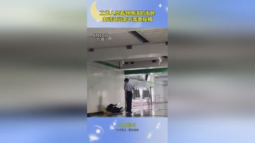 工作人员看到纳凉的市民，主动询问需不需要座椅