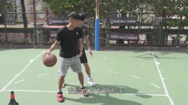 科比技术动作教学！低位脚步训练要点：非持球手护球！