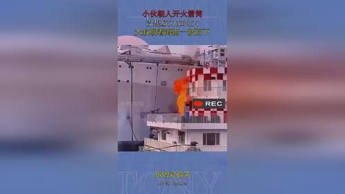 小伙朝人开火箭筒，没想威力如此大，大叔朝着海面一跃而下！