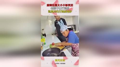 厨师还是太小不够灵活，老厨子让打鸡蛋，她真的先打鸡蛋再炒！