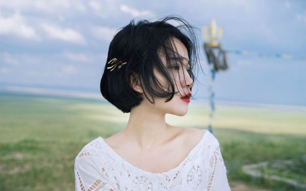 自然又好看的20个拍照姿势，学起来，拍照自然美美的