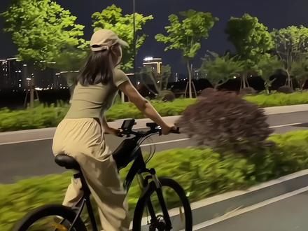听说骑行也有鄙视链……就我这车，这速度，这姿势，估计要被建议到心梗 #创作灵感 #女骑 #山地车 #夜骑打卡 #让骑行成为一种生活