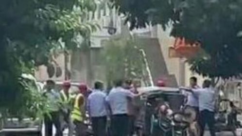 广东一地一农村阿伯来城里卖鹅，车刚停下城管全部拉走