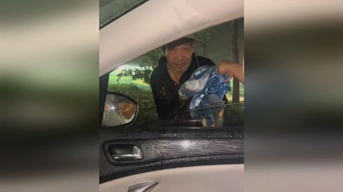 卖菜老爷爷暴雨中浑身湿透 情侣想送他回家被拒后送上雨伞