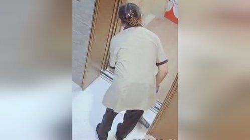 物业管理堪忧！保洁员故意把垃圾倒进电梯井
