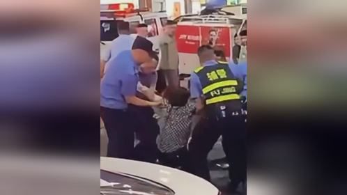 老人偷拿快递拒不承认 面对监控抱着警察大腿装病撒泼