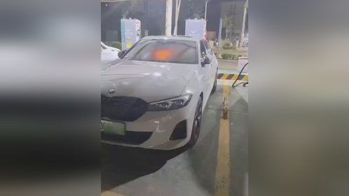 刚买2个月的宝马新能源车 充电时居然自燃了