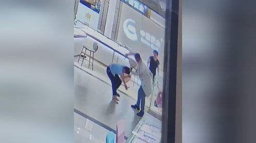 男子持刀捅伤金店女柜员 警方：嫌疑人已抓获