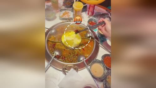 火锅刚吃就发现了“王炸” 店家态度强硬只赔锅底钱