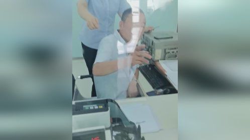 客户称银行工作人员衣冠不整 上班时间喝酒办不了公还骂人