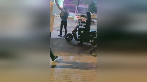 一地女的都出来干摩的，这幕引来行人的吐槽，或许都是为了生存