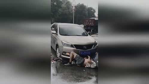 下班路上遇车祸，因抢行一摩托车与小车相撞，伤者倒地疼得嗷嗷叫