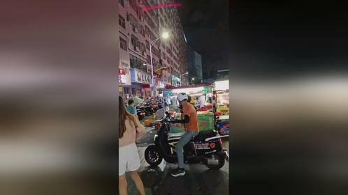 男子街头殴打女子，惹怒对方不停粗口对待