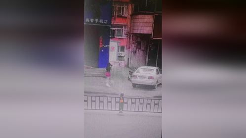 女子在小巷遭男子袭击，路人目睹不敢上前制止，性别暴力何时休？