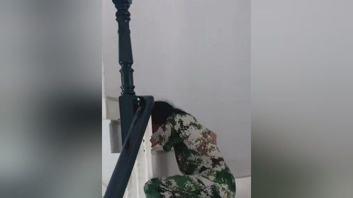 妈妈拍下军训归来的女儿，累得上楼梯全靠爬，妈妈别说！还挺解气！