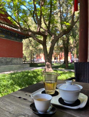 北京，有风，晴空万里，喝茶听佛铃声
